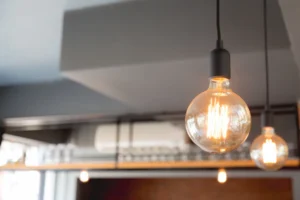 ¿Cómo puedo ahorrar en mi factura de luz con una instalación eficiente?